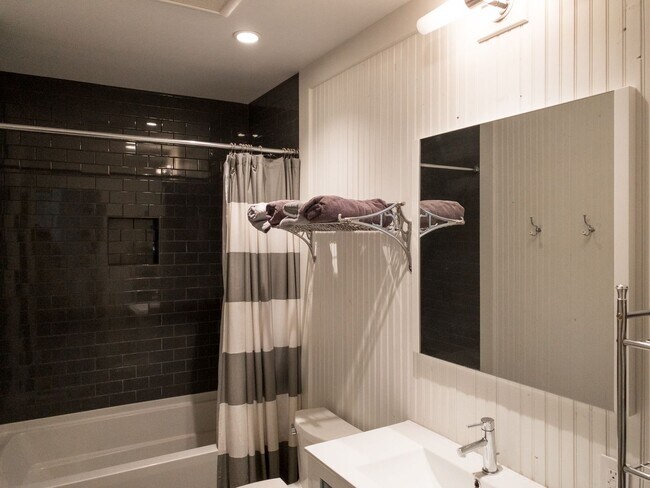 Foto del edificio - Charming Furnished Two-Bedroom in Historic...