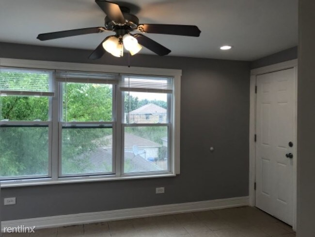 Foto del edificio - 2 br, 1 bath Apartment - 3063 N Neva Ave