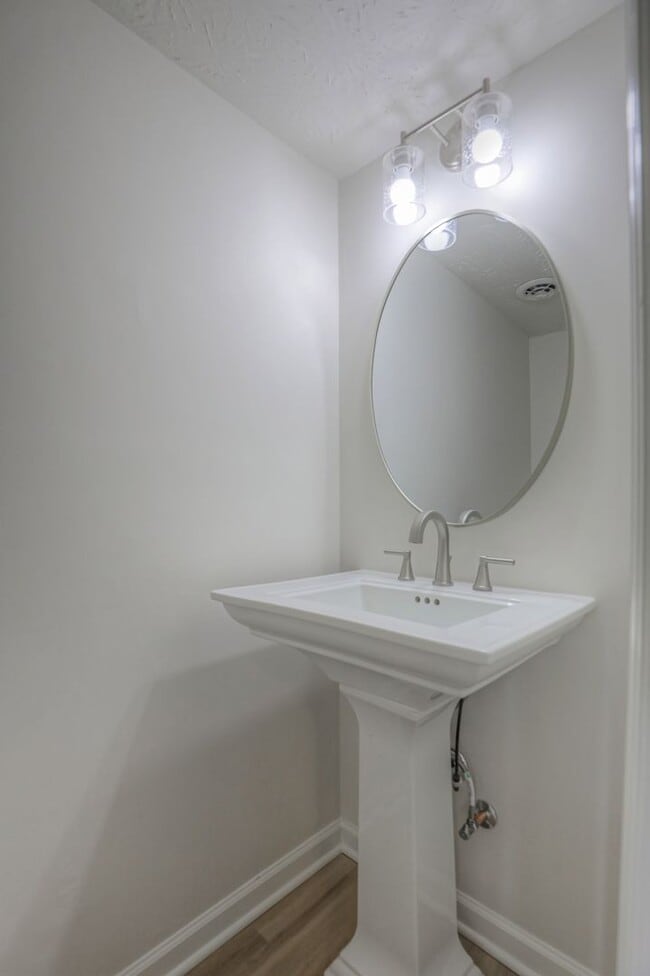 Building Photo - Renovated Home in Nashville near Nipper's Corner