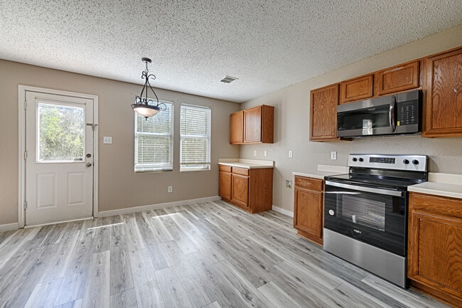 Foto del edificio - 5909 Thoroughbred Trail