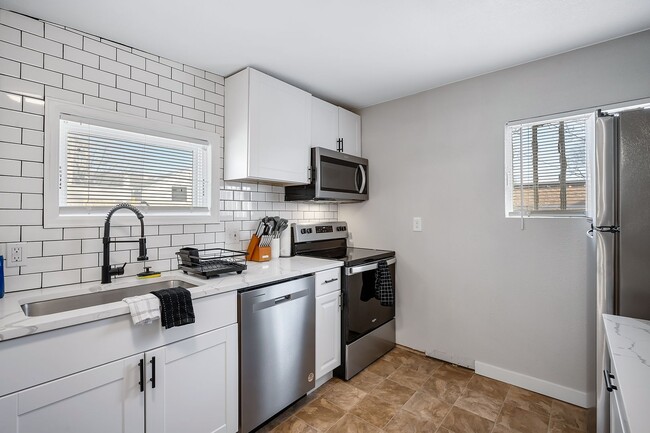 Building Photo - Remodeled and Furnished 1BD, 1BA in the Hi...