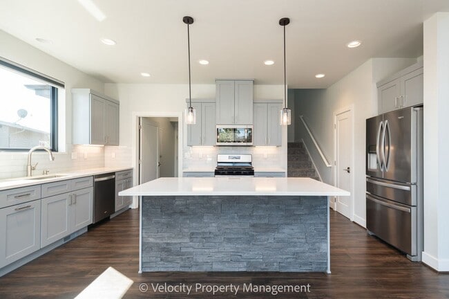 Building Photo - Stunning Home in Eagle Crest Resort Commun...