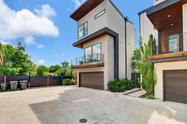 Building Photo - 5605 Sunshine Dr
