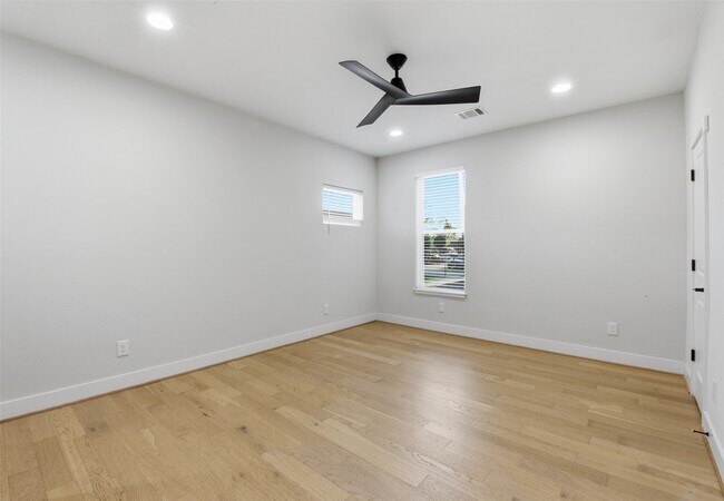 Foto del edificio - 2204 Lou Ellen Ln