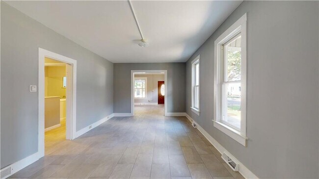 Building Photo - Beautiful Updated 4 bedroom single family ...