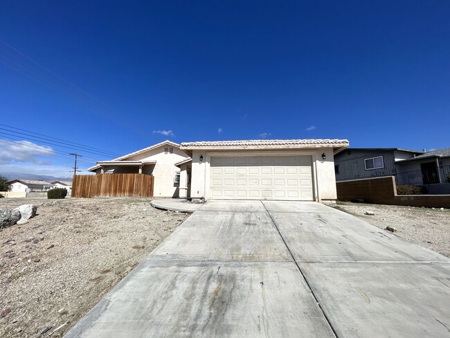 Building Photo - AVAILABLE NOW!! 3 Bedroom 2 Bath Apartment...