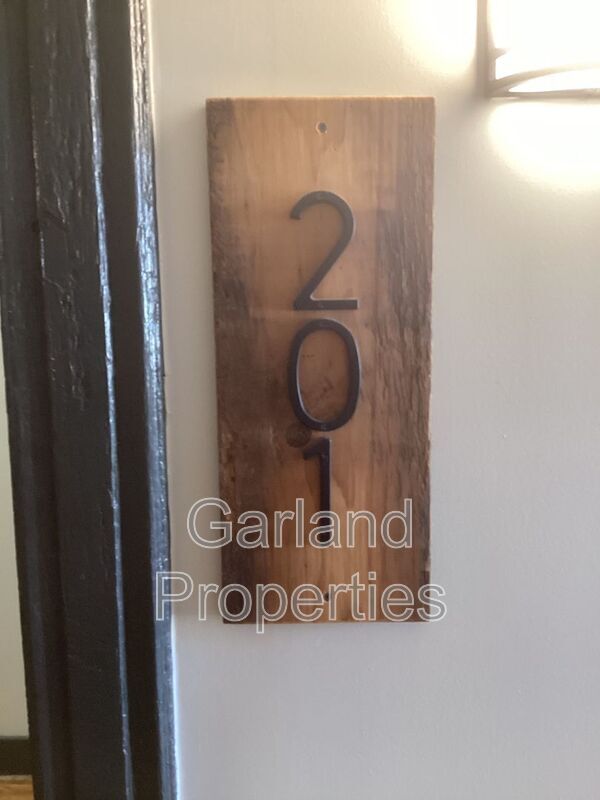 Foto principal - 73 W Main St