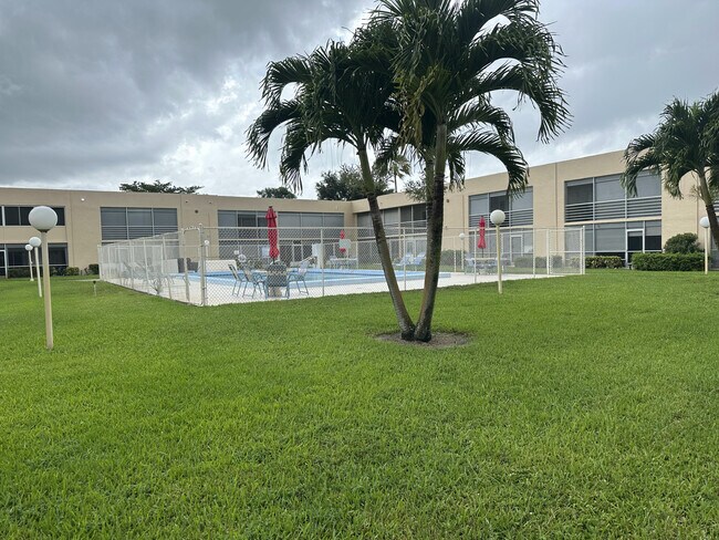 Foto del edificio - 3212 Strawflower Way