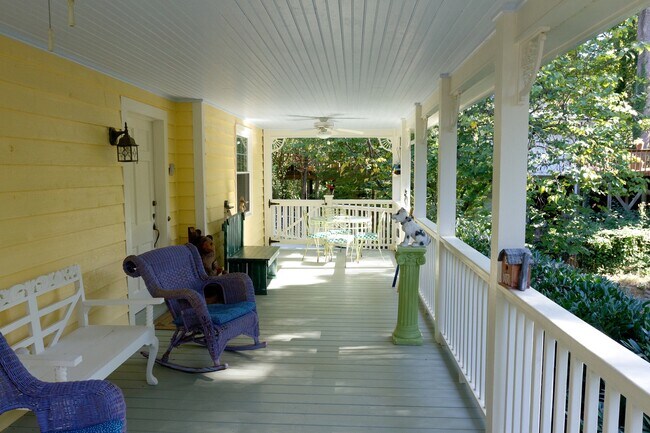 Building Photo - AVAILBLE NOW TO VIEW/LEASE! Classic Ardmor...