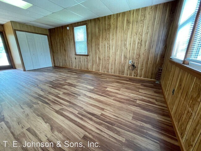 Building Photo - 3 br, 1.5 bath House - 5611 Bethania Rd