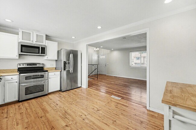 Foto del edificio - Exceptional and spacious three bedroom, two bath home in Thornton.