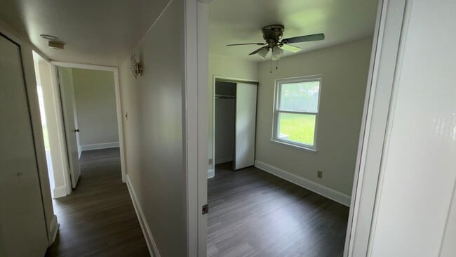 Building Photo - 2122 Sharpshire Ln