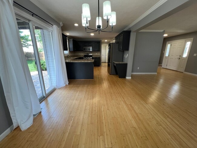 Building Photo - 5 Bed Stunner - East Side Bloomington!