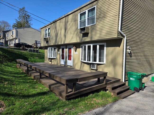 Foto del edificio - 496 Mercer Rd