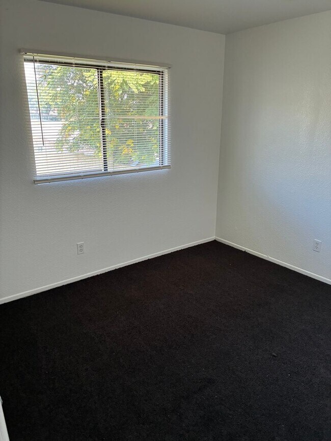 Foto del edificio - ( ( ( New Paint New Carpet ) ) )  3 bed 2.5 bath La Sierra Home