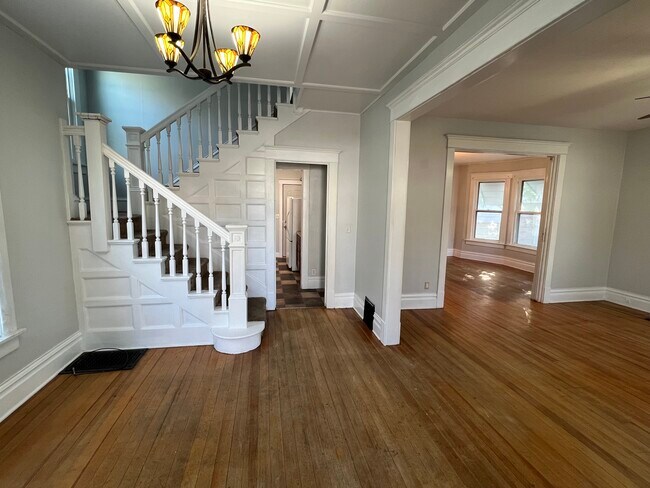 Building Photo - 429 S 10th St