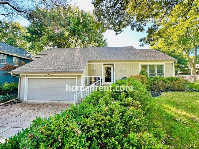 Foto del edificio - A Lovely, Four Bedroom Lenexa Home w/ Wood...