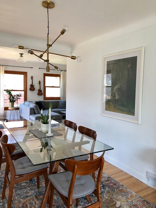 Comedor - 4425 York Ave N