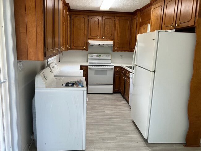 Cocina con lavadora y secadora - 3608 Red Bud St