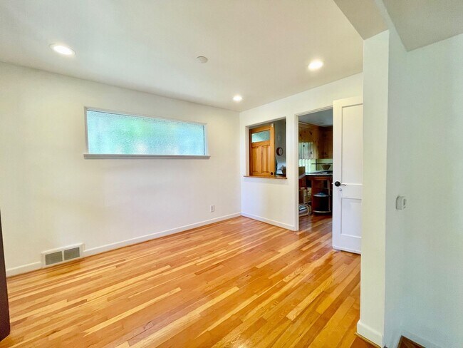 Foto del edificio - Charming  home on quiet street, great loca...