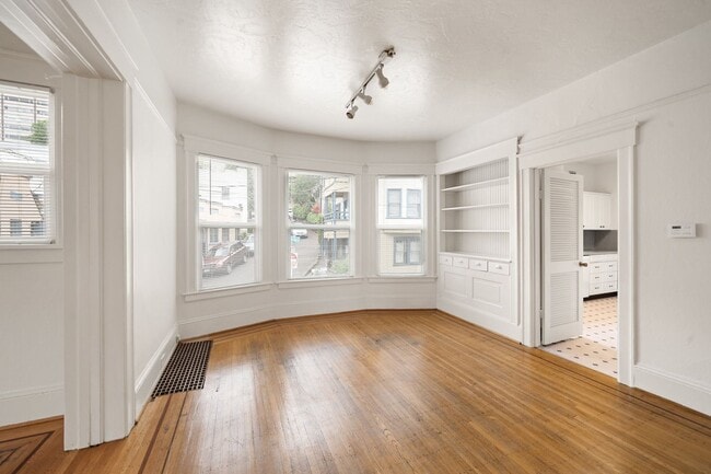 Building Photo - Spacious 2nd floor two bedroom duplex