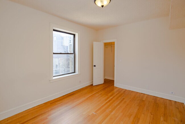 Building Photo - 3511 N Racine Ave