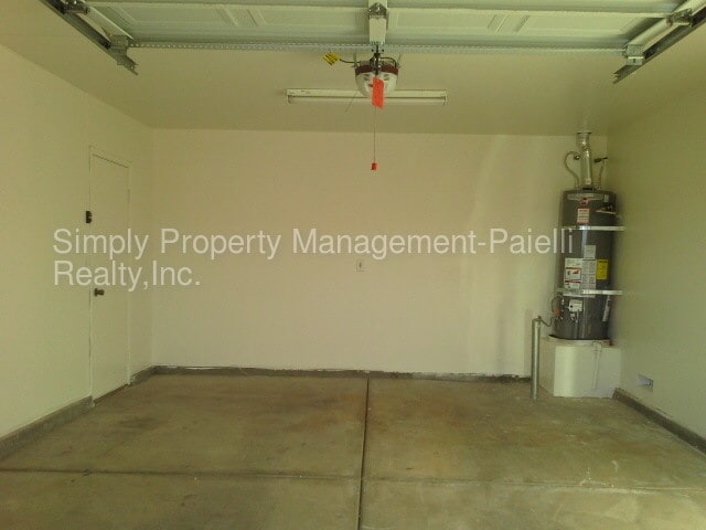 Building Photo - Spacious 3 bedroom 2 bathroom!