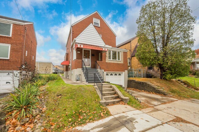 Foto del edificio - READY FOR MOVE IN! Check out this STUNNING 3 bedroom in Munhall!