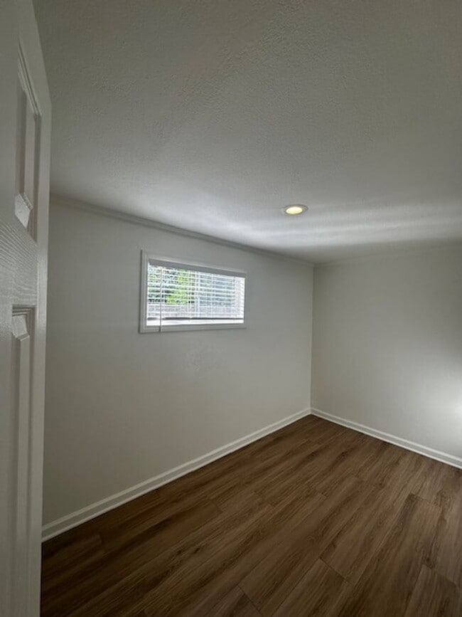Building Photo - Charming studio