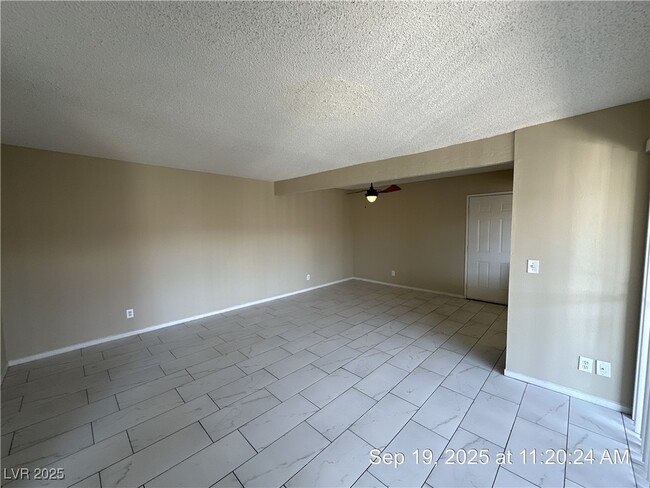 Building Photo - 1405 E Vegas Valley Dr