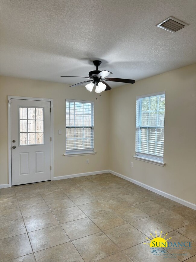 Building Photo - Great 3 Bedroom in the Heart of FWB!