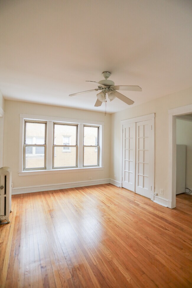 Foto del edificio - 1365 W Greenleaf Ave