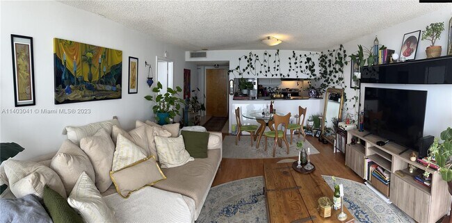 Foto del edificio - 7601 E Treasure Dr