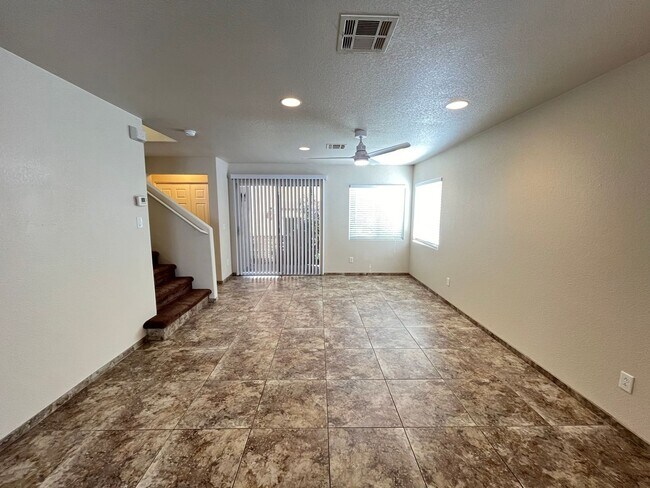 Building Photo - Adorable Home with 3 Bedrooms 2.5 Bathroom...