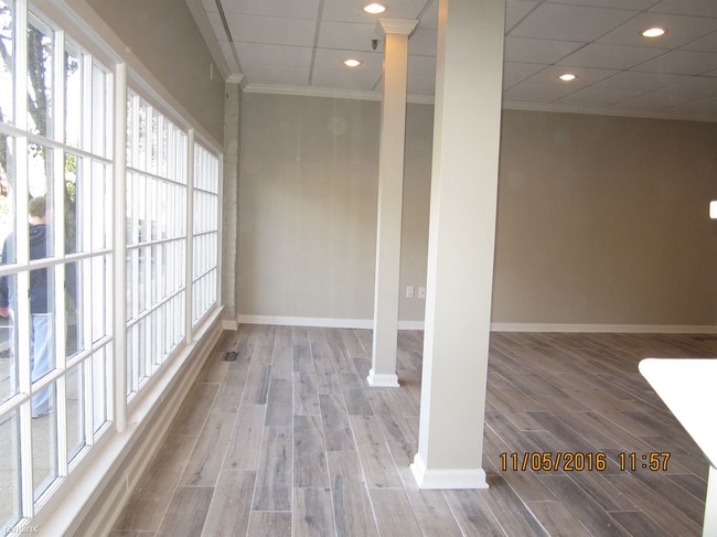 Building Photo - 23 Tokeneke Rd