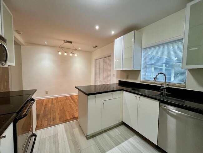 Foto del edificio - 348 Gregory Rd