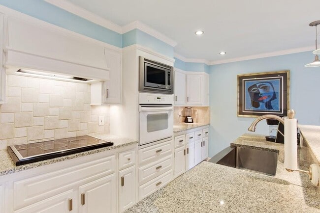 Foto del edificio - 8900 Carroll Manor Dr