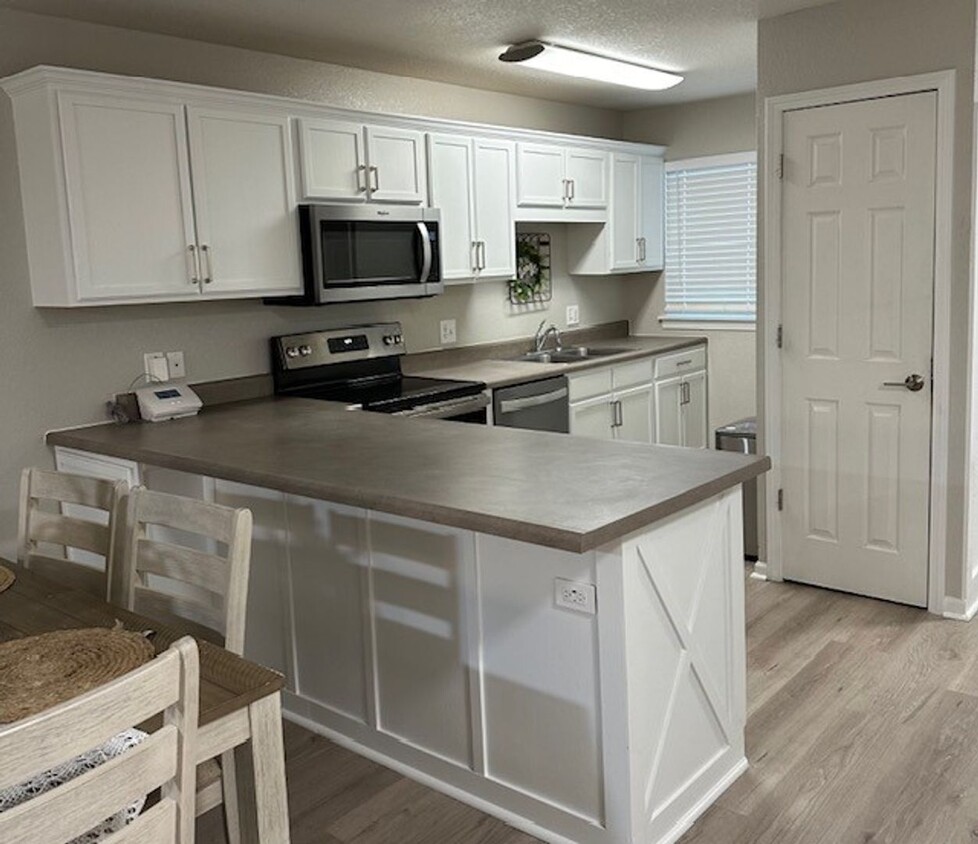 Primary Photo - Beautiful Town Home + Deck & Patio + Easy ...