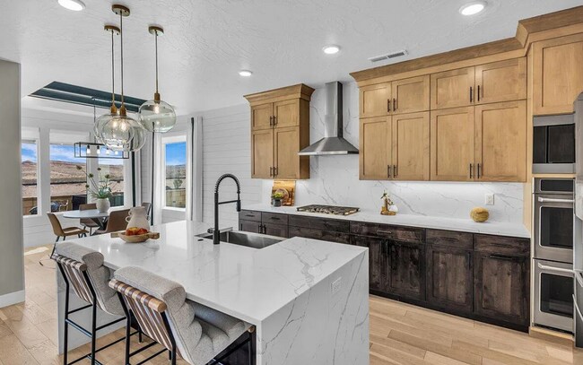 Foto del edificio - Stunning and Spacious 3 Bedroom Home in Desert Color! Includes a Private Pool!