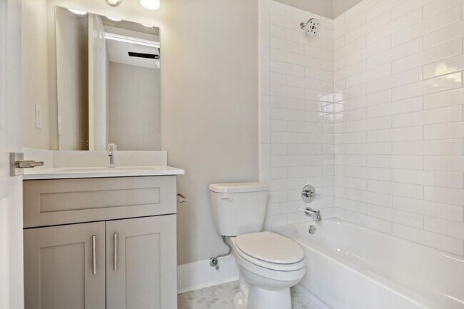 Foto del edificio - Historic Garden District Renovation with Front Balcony one block to St. Charles Streetcar!