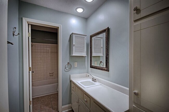 Building Photo - 1233 Linden Pl