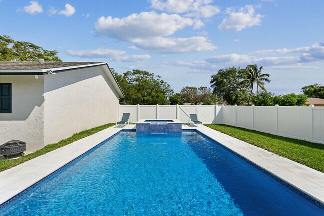 Foto del edificio - 510 Kingbird Cir