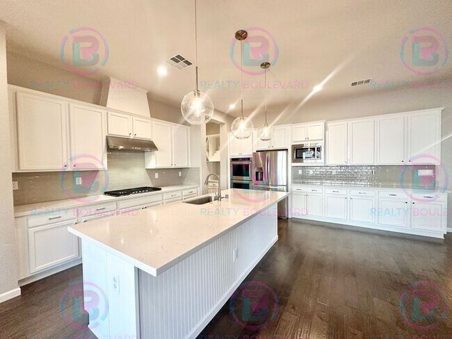 Foto del edificio - 5 Bedroom 3 Car Garage Home with Spa-Like Primary Suite & Resort-Style Backyard with Office, Loft...