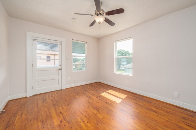 Entryway/living room - 1330 Yale St