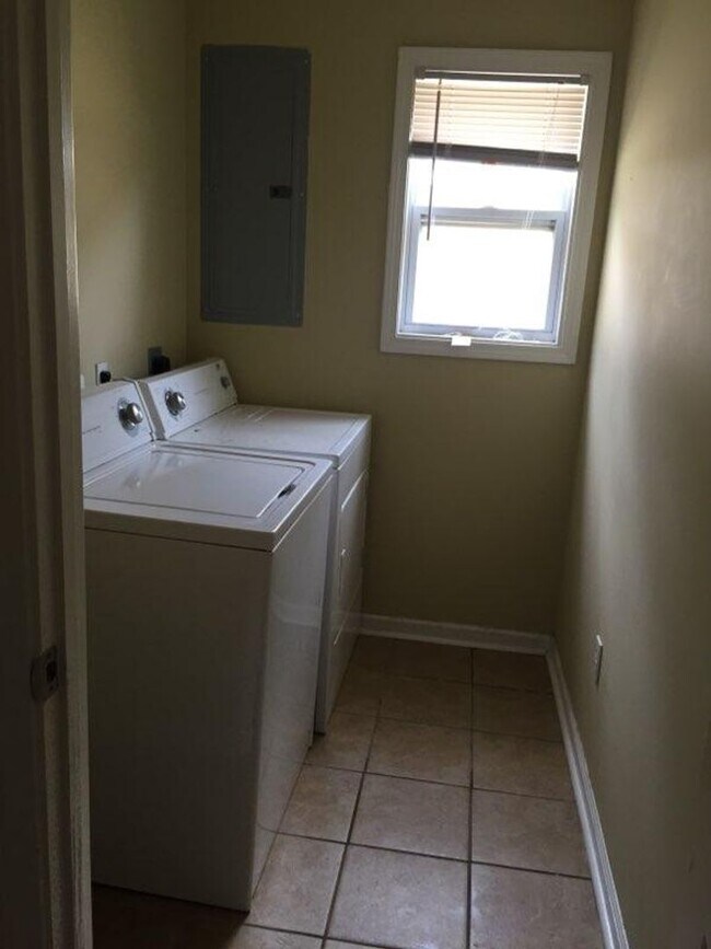 Building Photo - 3 BD/2 BA