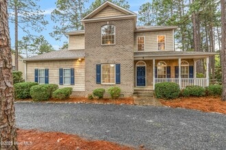 Building Photo - 5 Catalpa Ln N