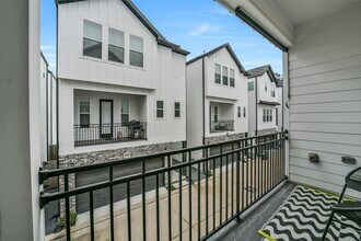 Building Photo - 718 W Donovan St