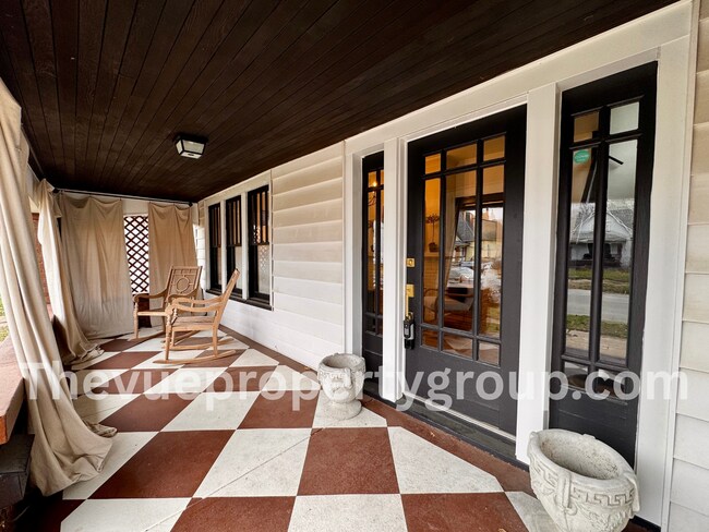 Foto del edificio - Completely remodeled 3 bedroom, brimming with charm & modern updates!