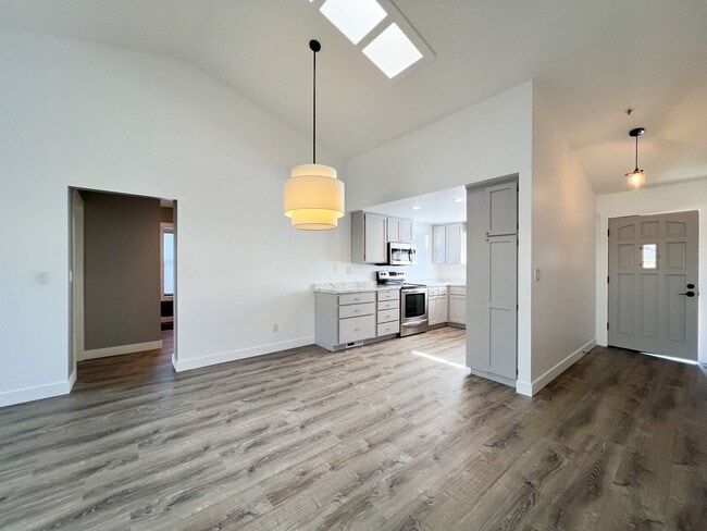 Foto del edificio - Beautifully Remodeled 2-Bedroom, 2-Bathroom Townhome with Single-Car Garage
