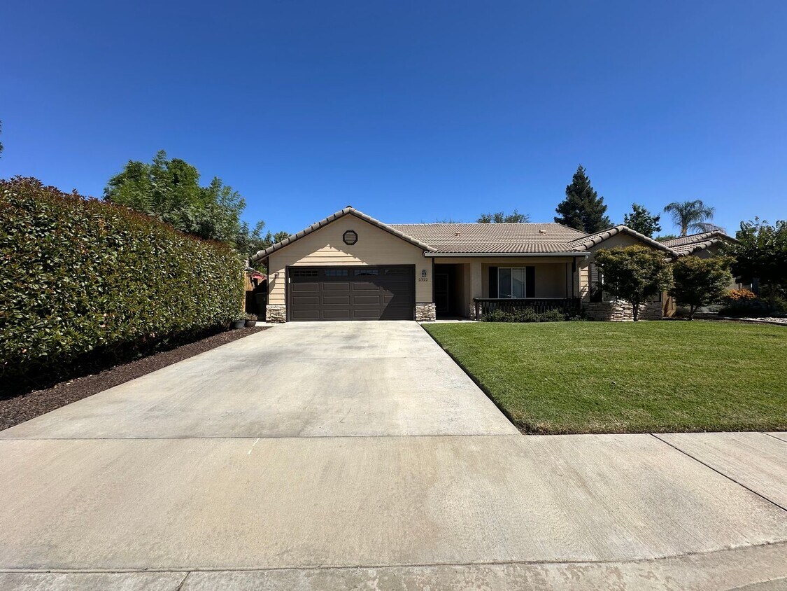 Foto principal - Beautiful home with pool coming soon